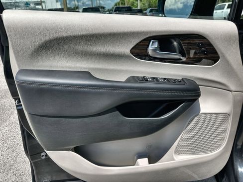 Used 2023 Chrysler Pacifica Limited FWD image 23