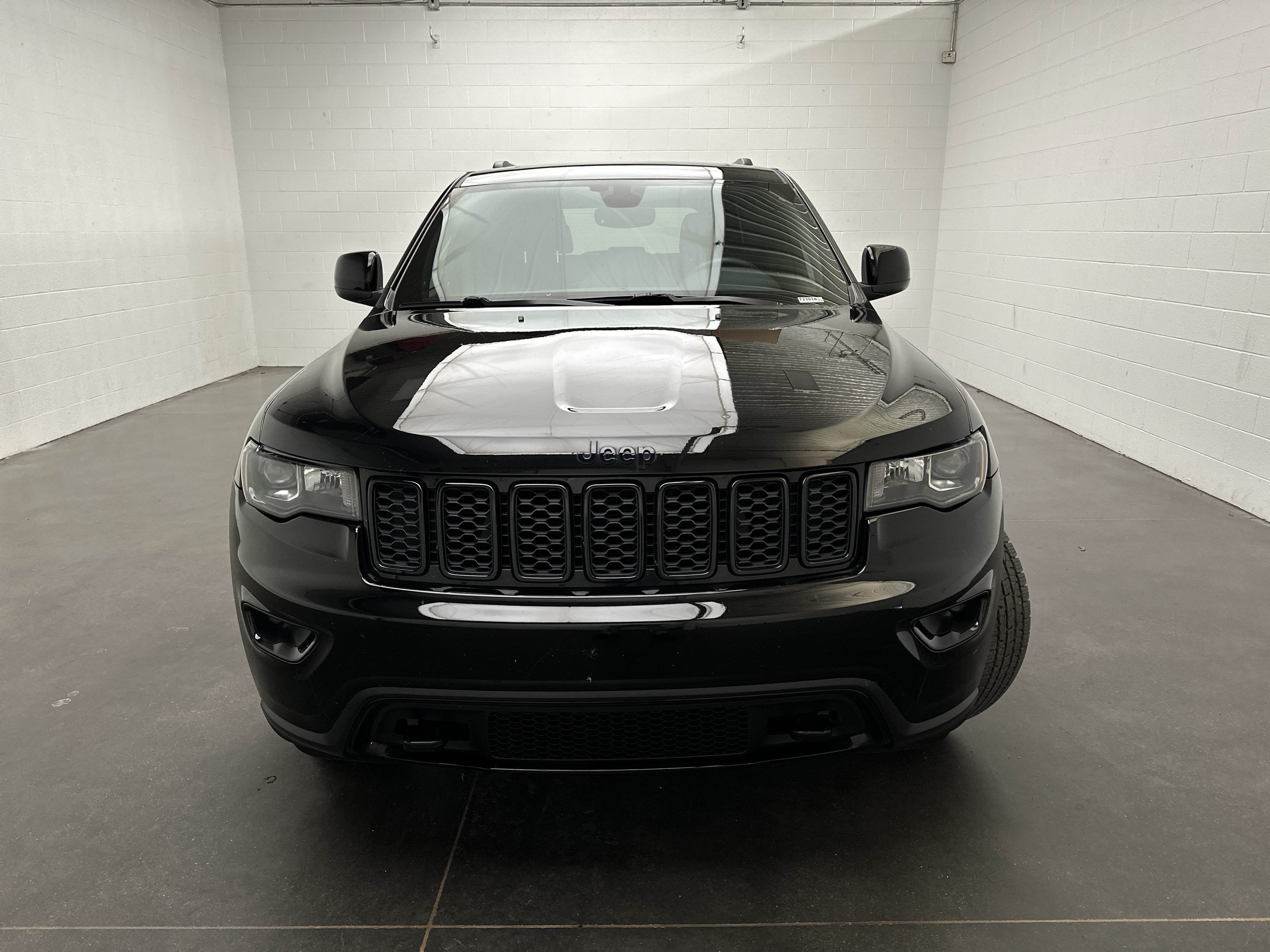 Used 2018 Jeep Grand Cherokee Laredo AWD/4WD image 3
