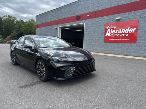 Used 2025 Toyota Camry XLE w/ Premium Plus Package FWD image 1