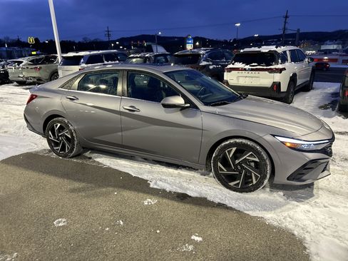 Certified 2025 Hyundai Elantra Limited image 4