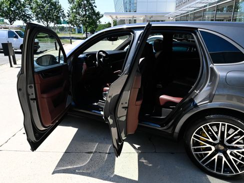 Used 2025 Porsche Cayenne Turbo AWD/4WD image 35