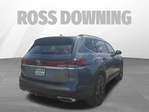 Used 2024 Volkswagen Atlas SE w/ Panoramic Sunroof Package FWD image 4