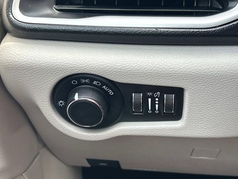 Used 2021 Chrysler Voyager Lxi FWD image 31