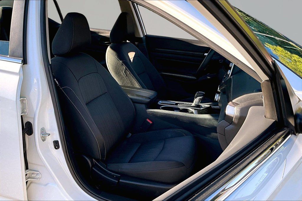Used 2024 Nissan Altima 2.5 SV FWD image 21