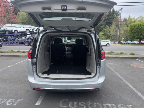 Used 2023 Chrysler Pacifica Limited image 10