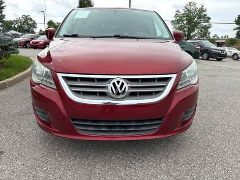 Used 2011 Volkswagen Routan SE FWD image 2