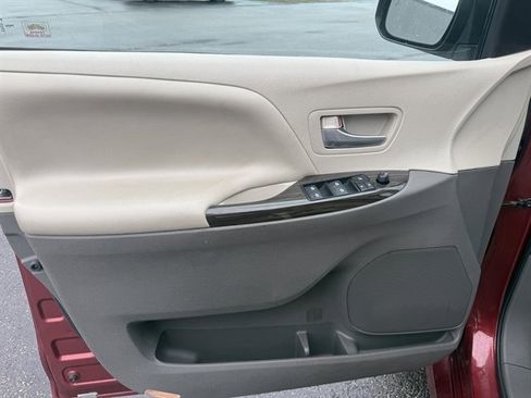 Used 2018 Toyota Sienna XLE image 8