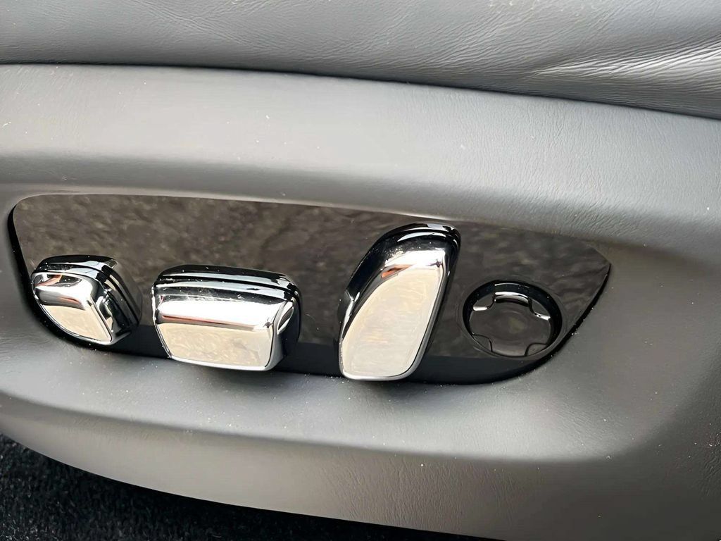 Certified 2025 Rolls-Royce Cullinan Black Badge AWD/4WD image 9