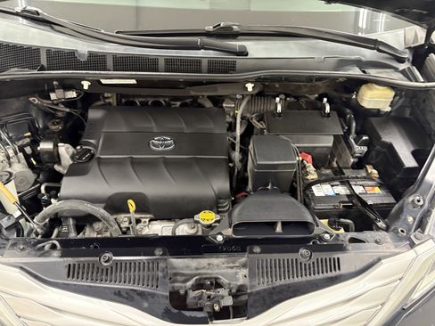 Used 2015 Toyota Sienna Limited image 8