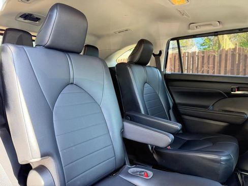 Used 2021 Toyota Highlander XLE AWD/4WD image 30