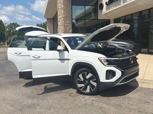 Used 2025 Volkswagen Atlas Cross Sport SE AWD/4WD image 9