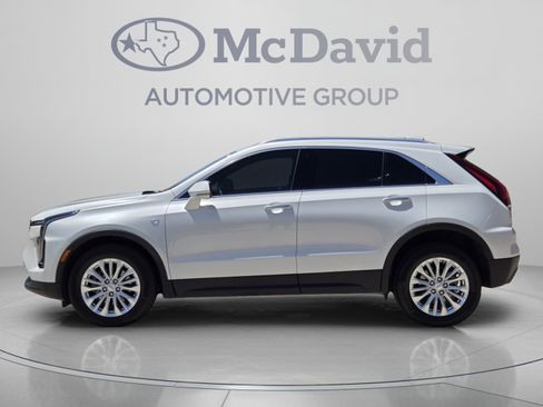 Used 2024 Cadillac XT4 Luxury w/ Cold Weather Package FWD image 2