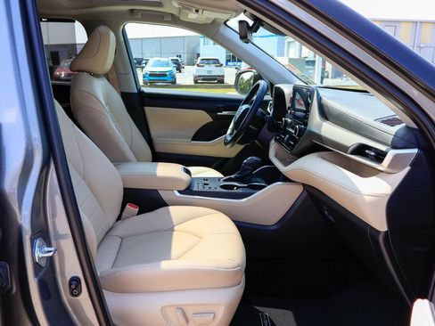 Used 2025 Toyota Highlander XLE FWD image 10
