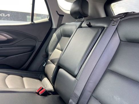 Used 2023 GMC Terrain SLT image 30
