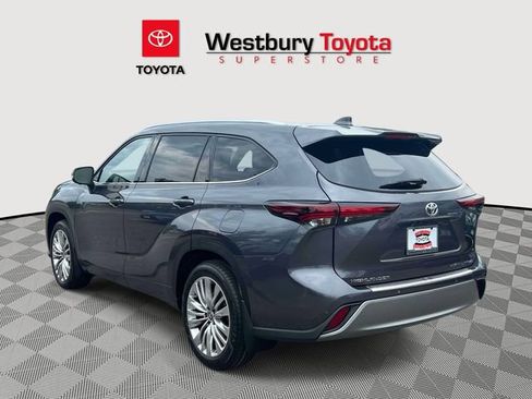 Certified 2024 Toyota Highlander Platinum AWD/4WD image 12