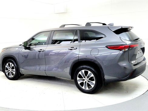 Used 2023 Toyota Highlander XLE image 4