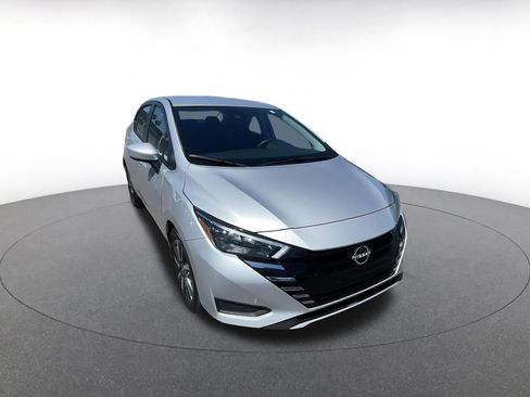 Used 2025 Nissan Versa SV FWD image 3