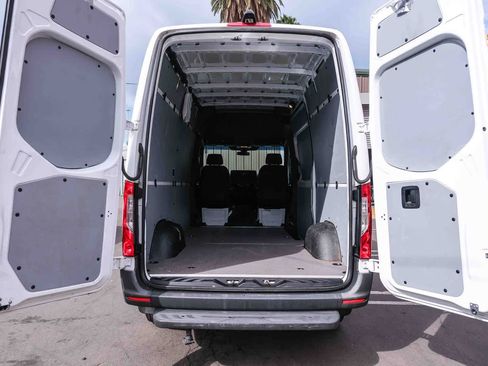 Used 2022 Mercedes-Benz Sprinter 2500 image 32