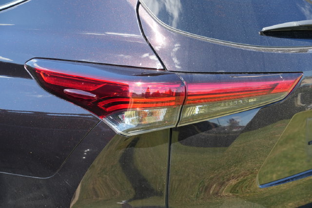 Used 2021 Toyota Highlander XLE FWD image 13