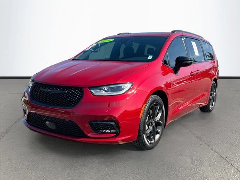 Used 2026 Chrysler Pacifica Limited w/ S Appearance Package FWD image 3