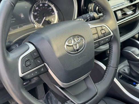 Used 2024 Toyota Highlander XLE image 18