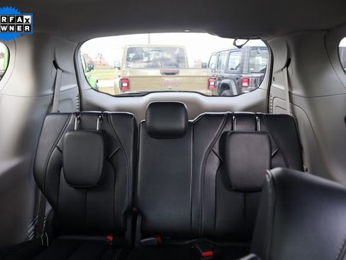 Used 2024 Chrysler Pacifica Select image 19