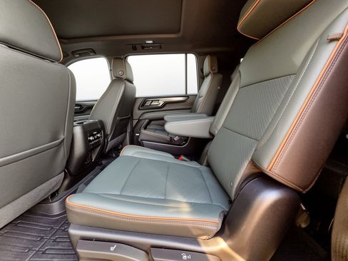 Used 2025 GMC Yukon XL AT4 w/ AT4 Premium Package AWD/4WD image 25