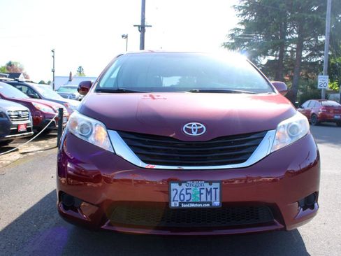 Used 2011 Toyota Sienna LE FWD image 2