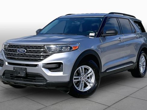 Used 2022 Ford Explorer XLT RWD image 2