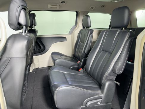 Used 2014 Chrysler Town & Country Touring image 13
