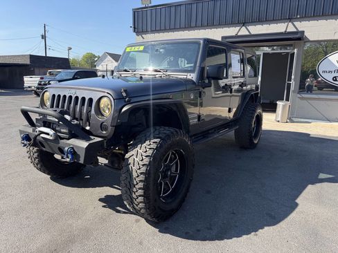 Used 2018 Jeep Wrangler Unlimited Sport S image 2
