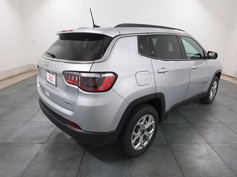 Used 2026 Jeep Compass Latitude AWD/4WD image 6