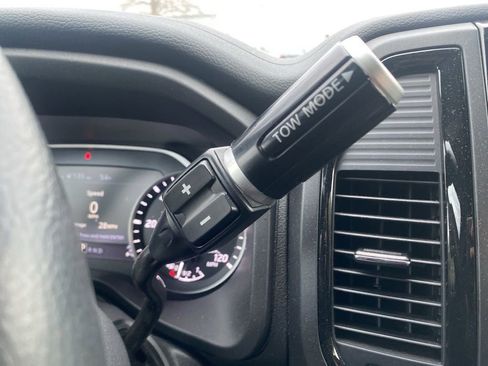 Used 2024 Nissan Titan SV w/ SV Convenience Package image 19