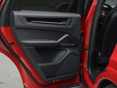 Certified 2025 Porsche Cayenne GTS AWD/4WD image 31