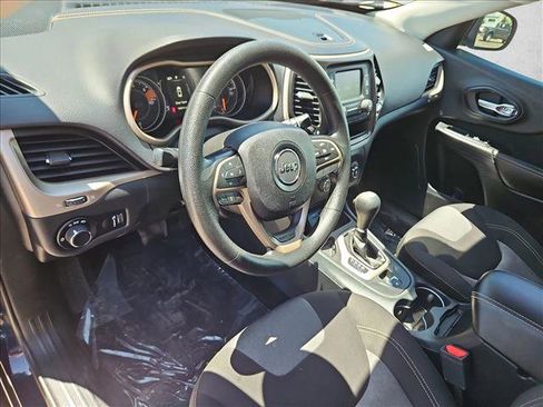 Used 2016 Jeep Cherokee Sport FWD image 10