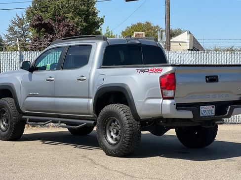 Used 2017 Toyota Tacoma TRD Off-Road AWD/4WD image 5