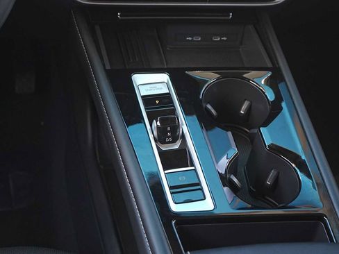 Used 2025 Volkswagen Atlas SE FWD image 21