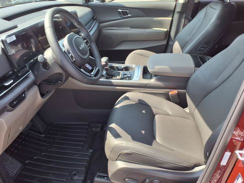 Used 2025 Kia Carnival EX FWD image 10
