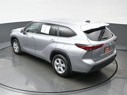 Used 2023 Toyota Highlander LE AWD/4WD image 36