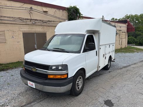 Used 2019 Chevrolet Express 3500 w/ Power Convenience Package RWD image 4