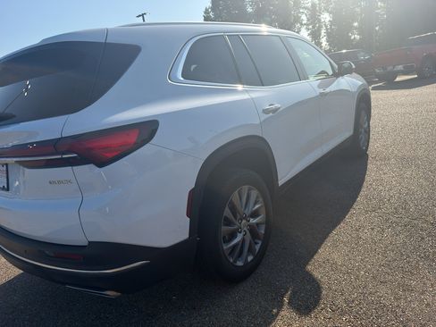 Used 2025 Buick Enclave Preferred FWD image 4