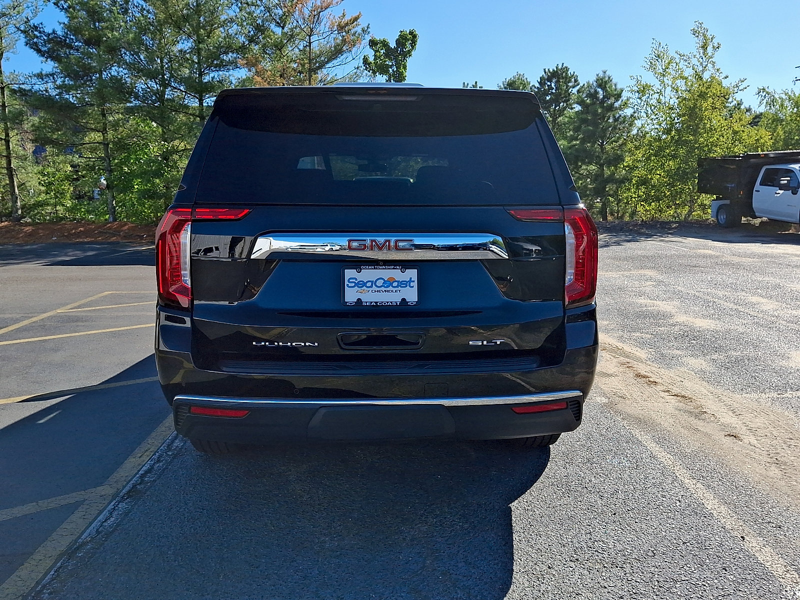 Certified 2022 GMC Yukon XL SLT w/ SLT Premium Package AWD/4WD image 5