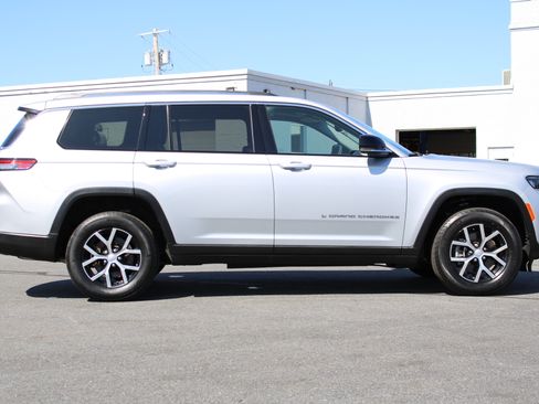 Used 2023 Jeep Grand Cherokee L Limited AWD/4WD image 5