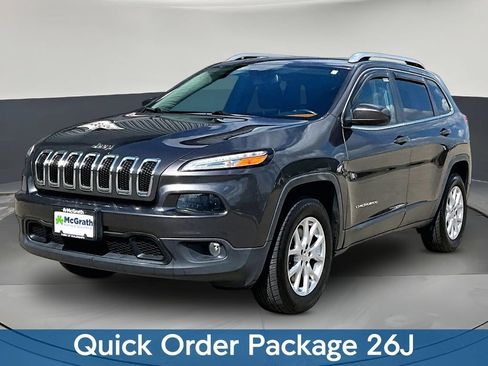 Used 2017 Jeep Cherokee Latitude w/ Cold Weather Group AWD/4WD image 3