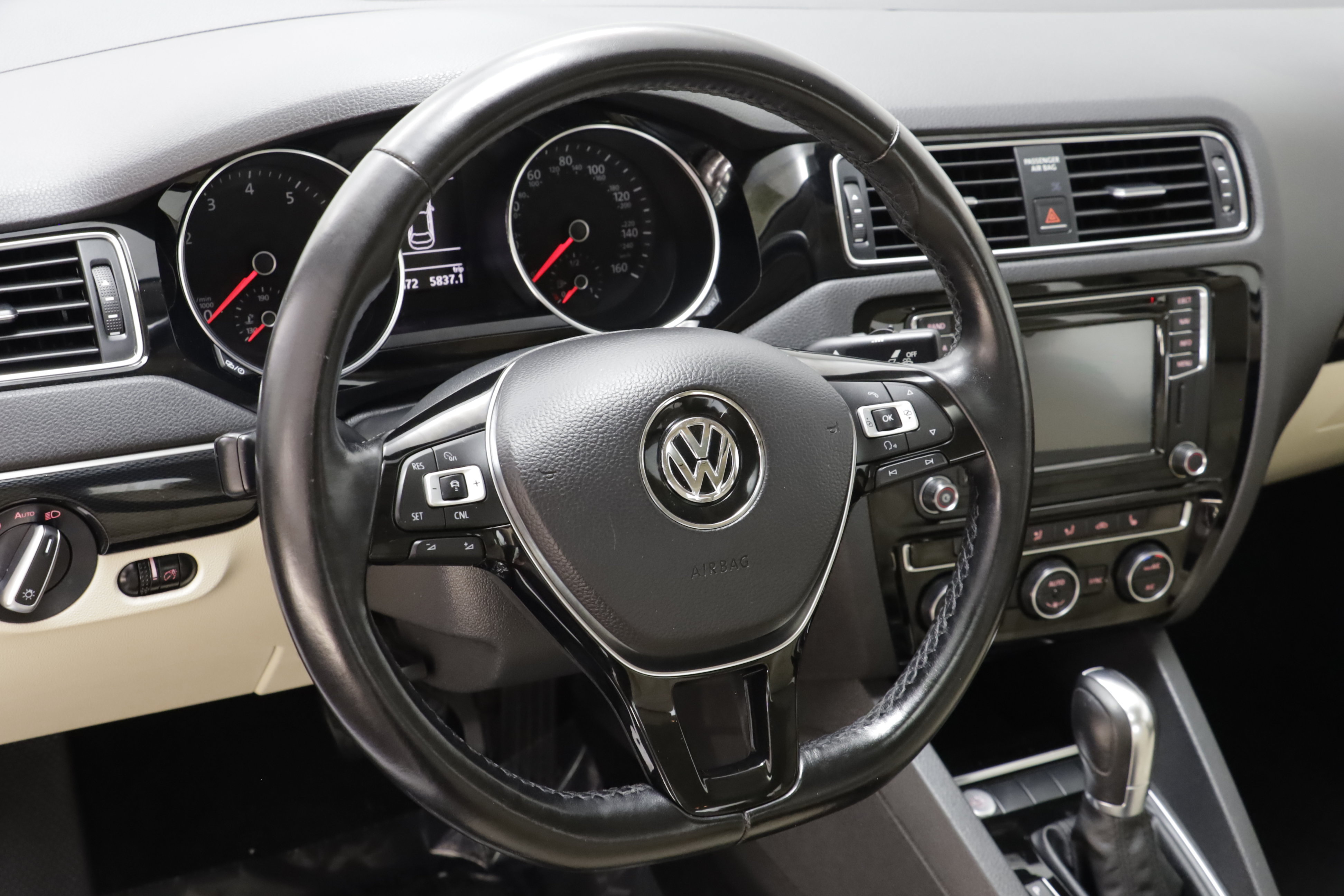 Used 2017 Volkswagen Jetta SEL FWD image 8