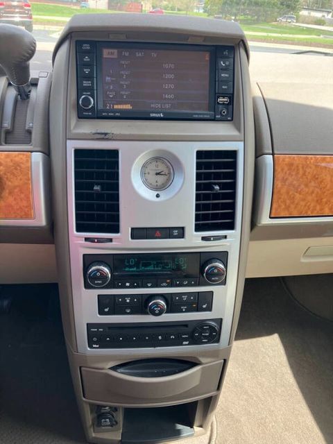 Used 2009 Chrysler Town & Country Limited w/ Entertainment Group #3 FWD image 14