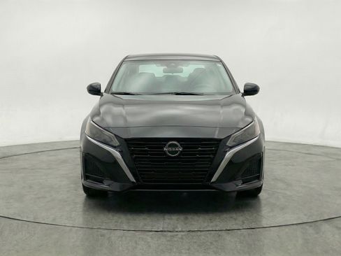 Used 2025 Nissan Altima 2.5 SV FWD image 2