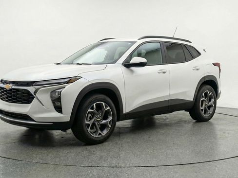 Used 2025 Chevrolet Trax LT w/ LT Convenience Package image 3