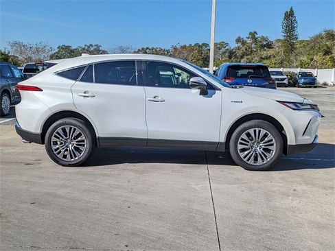 Used 2021 Toyota Venza Limited image 3