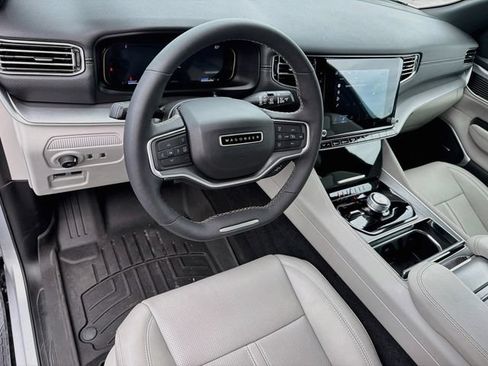 Used 2025 Jeep Wagoneer 4WD image 10